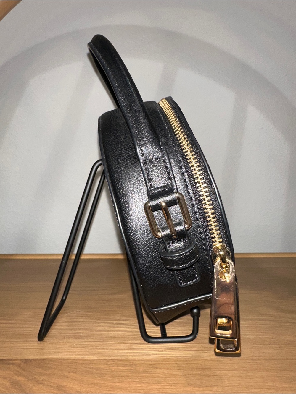 Marc Jacobs Black Leather ~ The Commuter Circle Crossbody Bag ~
Limited Edition - Picture 9 of 12